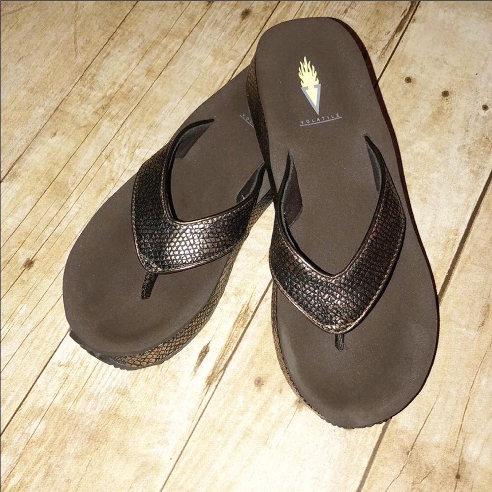 Volatile chocolate copper wedge sandals sz: 8